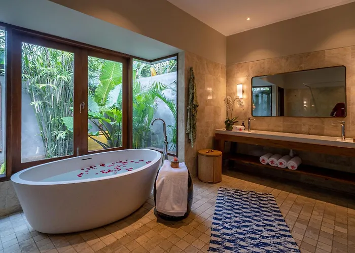 Asmara Cemagi - Fully Staffed Peaceful Beachside Villa *